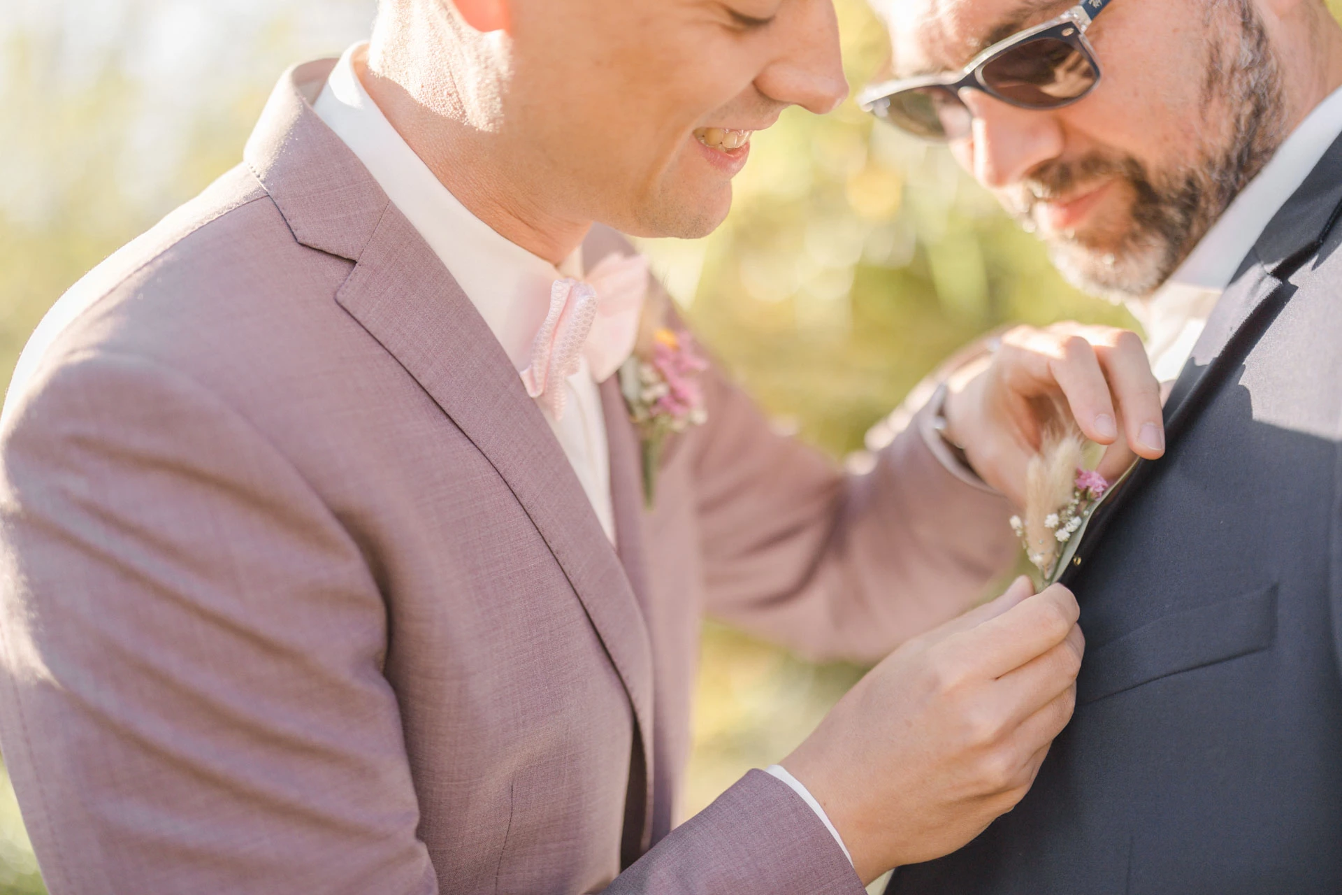 collier événement costume rose noeud papillon